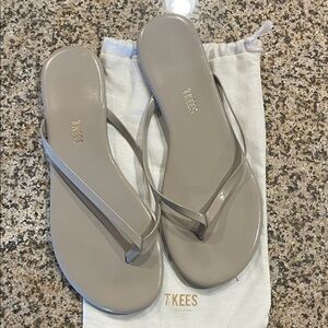 TKEES Women's Glossy Taupe/Gray Flip Flops